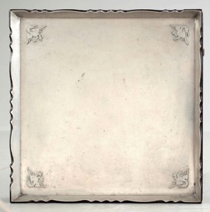 Bricka
Firma Svenskt Tenn
Art.Nr. 1930-423
Tillskriven Nils Fougstedt Bricka
Firma Svenskt Tenn
Art.Nr. 1930-423
Tillskriven Nils Fougstedt